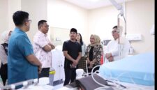 Bupati dan Wakil Bupati Bekasi terpilih, Ade Kuswara Kunang dan Asep Surya Atmaja menjalani pemeriksaan kesehatan sebagai bagian dari persiapan sebelum pelantikan pada 20 Februari 2025 mendatang, di RSUD Kabupaten Bekasi, Cibitung, pada Jumat (14/2/2025).