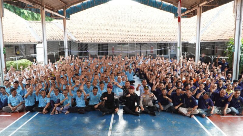 Caption :
Kapolres Cirebon Kota AKBP Eko Iskandar memimpin apel pagi di Rutan Kelas I Cirebon pada Jumat (28/2/2025). 