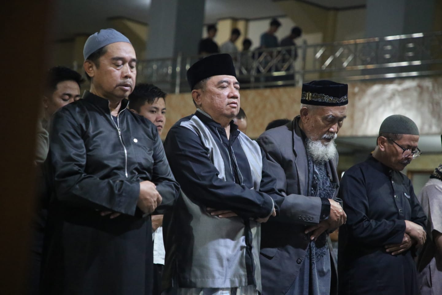 *Bupati Garut Abdusy Syakur Amin Jalani Salat Tarawih Perdana di Masjid Agung*