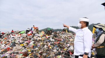 Sekda Herman Cek Longsor Sampah di TPA Sarimukti*  _Instruksikan Pasang Kawat Bronjong_