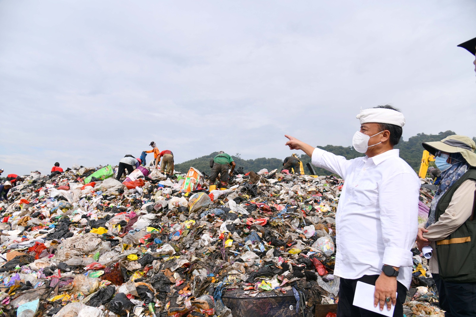 Sekda Herman Cek Longsor Sampah di TPA Sarimukti* _Instruksikan Pasang Kawat Bronjong_