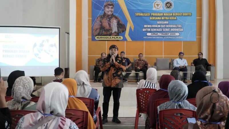 Caption :
Anggota Komisi IX DPR RI, Nurhadi bersama perwakilan BGN sosialisasi MBG di Kediri, Jumat, 7 Maret 2025.