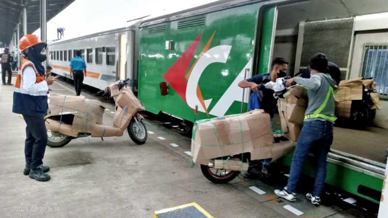 Caption :
Foto Ilustrasi ; Pengangkutan Motor Gratis yang Digelar oleh PT. KAI.