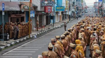 _Pelaksanaan apel pagi berlangsung di Jalan Ahmad Yani atau “Pengkolan Garut”_