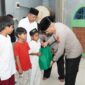 Caption:
Polres Cirebon Kota Salurkan Bantuan Ramadan, Kapolri Pantau Langsung via Zoom. Pembagian dilakukan langsung oleh Kapolres Cirebon Kota, AKBP Eko Iskandar, Selasa (11/03-2025)