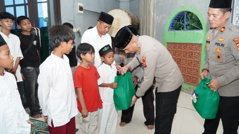 Caption:
Polres Cirebon Kota Salurkan Bantuan Ramadan, Kapolri Pantau Langsung via Zoom. Pembagian dilakukan langsung oleh Kapolres Cirebon Kota, AKBP Eko Iskandar, Selasa (11/03-2025)