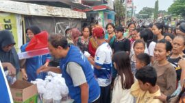 Caption:
Demokrat Cirebon Tebar Kebaikan, Ratusan Takjil Dibagikan ke Warga dan Pengendara, Jum'at (14/03-2025)