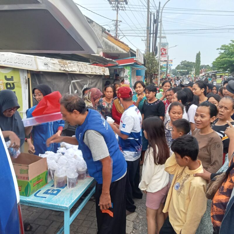 Caption:
Demokrat Cirebon Tebar Kebaikan, Ratusan Takjil Dibagikan ke Warga dan Pengendara, Jum'at (14/03-2025)