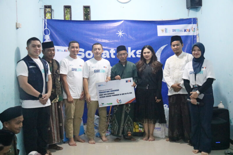 Caption: 
Penyerahan Program TJSL PT KAI diberikan kepada Ketua Yayasan Asrama Pendidikan Al Qur'an Cibeber yang disampaikan secara simbolis oleh VP CSR KAI, Sandra Pridaswara, pada Jumat 14 Maret 2025.