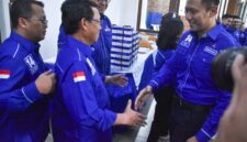 Caption :
Foto : Herman Khaeron (sebelah kiri) berjabat tangan dengan Ketum Demokrat, Agus Harimurti Yudhoyono (kanan), Nahkodai Sekjen Demokrat: Strategi Baru Menuju 2029, Minggu (23/03-2025)