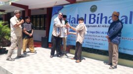 Ketua DPW JABAR, Hendra Suryadi (kanan) saat menerima Tongkat Komando dari Ketua  Umum DPP Al-hikmah, Habib Muhammad Saukat (kiri)