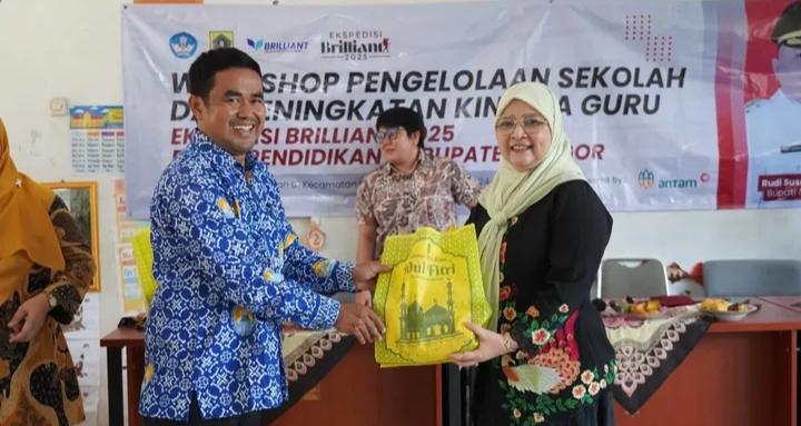 Caption : 
Kegiatan Brilliant Expedition Berakhir, Kepala Dinas Pendidikan Kabupaten Bogor, resmi menutup rangkaian kegiatan Brilliant Expedition yang diselenggarakan di Desa Malasari, Kecamatan Nanggung, pada Kamis (24/4/25).