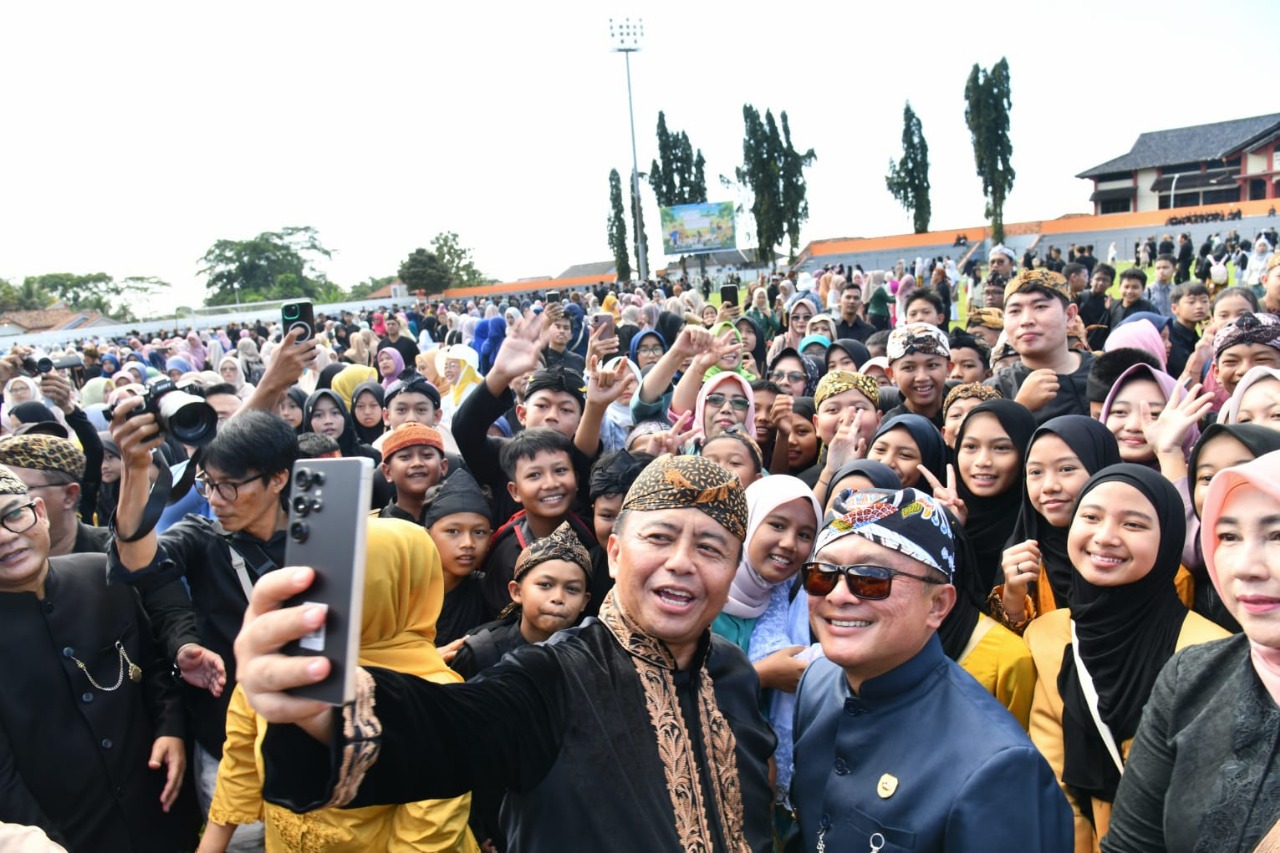 Sekretaris Daerah Provinsi Jawa Barat Herman Suryatman menghadiri Peringatan Hari Pendidikan Nasional ( Hardiknas ) Tingkat Provinsi Jawa Barat Tahun 2025