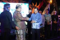 Caption:
Dukung Budaya Lokal, Herman Khaeron Raih Penghargaan dari Sanggar Seni Sekar Pandan Cirebon, Sabtu malam (3/04-2025).