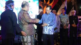 Caption:
Dukung Budaya Lokal, Herman Khaeron Raih Penghargaan dari Sanggar Seni Sekar Pandan Cirebon, Sabtu malam (3/04-2025).