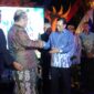 Caption:
Dukung Budaya Lokal, Herman Khaeron Raih Penghargaan dari Sanggar Seni Sekar Pandan Cirebon, Sabtu malam (3/04-2025).