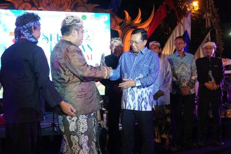 Caption:
Dukung Budaya Lokal, Herman Khaeron Raih Penghargaan dari Sanggar Seni Sekar Pandan Cirebon, Sabtu malam (3/04-2025).
