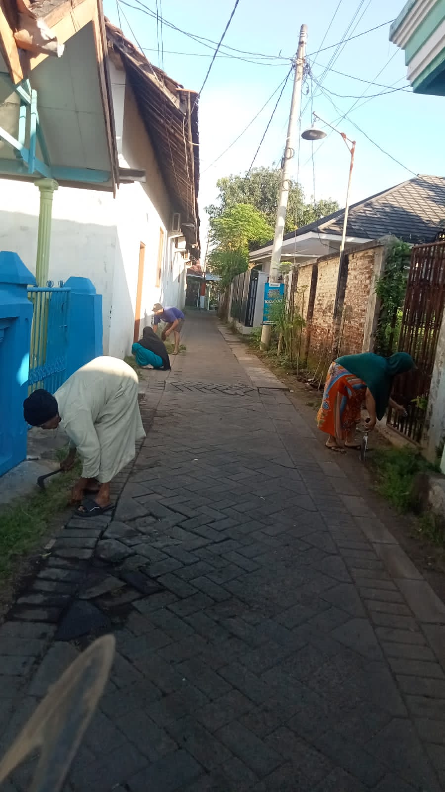 dalam rangka persiapan lomba antar kelurahan tingkat madya, warga jalan trunojoyo desa lecari lakukan ini