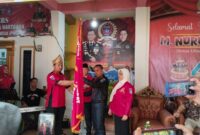 Caption :
Ketua Umum DPP PWDPI M Nurullaah RS memberikan mandat dan bendera pataka untuk meneruskan roda organisasi dihadapan dewan pembina, dewan pengawas serta seluruh kader PWDPI kepada ketua terpilih yakni, Ahmad Hadi Mustoleh, S.Pd, Rabu (7/05-2025).