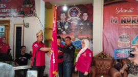 Caption :
Ketua Umum DPP PWDPI M Nurullaah RS memberikan mandat dan bendera pataka untuk meneruskan roda organisasi dihadapan dewan pembina, dewan pengawas serta seluruh kader PWDPI kepada ketua terpilih yakni, Ahmad Hadi Mustoleh, S.Pd, Rabu (7/05-2025).