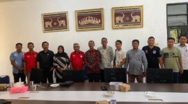 Caption :
Jajaran Pengurus DPC PWDPI Lampung Timur lakukan Foto Bersama usai Beraudensi dengan Ketua DPRD Lampung Timur, Kamis (8/05-2025).