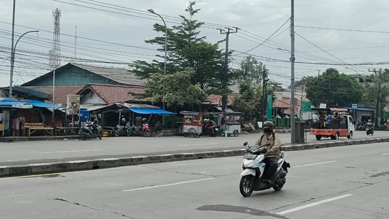 Wakil Bupati Bekasi Asep Surya Atmaja mendorong pembangunan U-Turn di sekitar pasar dan Stasiun Lemahabang guna mempermudah akses kendaraan roda dua dan mendukung aktivitas ekonomi pedagang lokal. Foto : Dokumentasi