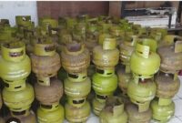 Caption :
Kelangkaan tabung LPG 3 Kg di wilayah Kabupaten Sumenep Madura Jawa Timur