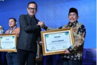 Caption:
Pemkab Sumenep menerima penghargaan bergengsi dari Persatuan Air Minum Seluruh Indonesia (PERPAMSI), yang diserahkan langsung oleh Wakil Menteri Dalam Negeri, Arya Bima, diterima oleh Wakil Bupati Sumenep, KH. Imam Hasyim, SH, MH, Kamis (12/6)