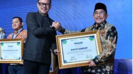 Caption:
Pemkab Sumenep menerima penghargaan bergengsi dari Persatuan Air Minum Seluruh Indonesia (PERPAMSI), yang diserahkan langsung oleh Wakil Menteri Dalam Negeri, Arya Bima, diterima oleh Wakil Bupati Sumenep, KH. Imam Hasyim, SH, MH, Kamis (12/6)