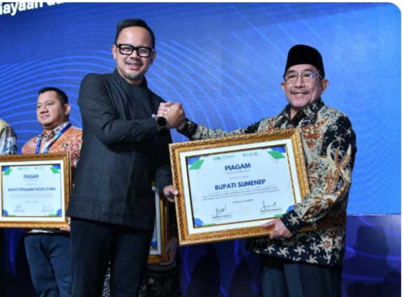 Caption:
Pemkab Sumenep menerima penghargaan bergengsi dari Persatuan Air Minum Seluruh Indonesia (PERPAMSI), yang diserahkan langsung oleh Wakil Menteri Dalam Negeri, Arya Bima, diterima oleh Wakil Bupati Sumenep, KH. Imam Hasyim, SH, MH, Kamis (12/6)