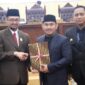 Pemkab Bekasi dan DPRD sepakat menetapkan Raperda LP2B dan P2APBD 2024, di Gedung DPRD Kabupaten Bekasi, pada Senin (28/7/2025) malam.
