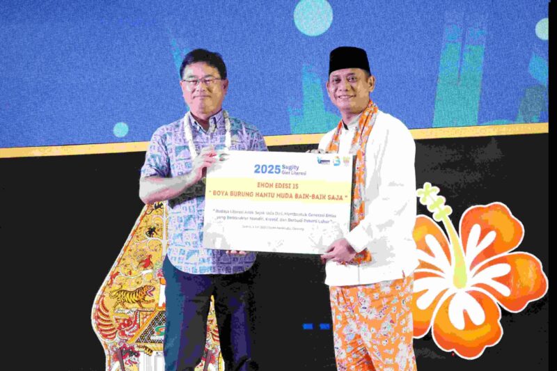 Wakil Bupati (Wabup) Bekasi dr. Asep Surya Atmaja, menghadiri acara pemberian bantuan Corporate Social Responsibility (CSR) dari PT Sugity Creatives berupa buku literasi, yang berlangsung di Graha Pariwisata Kompleks Stadion Wibawamukti Cikarang pada Jumat (4/7/2025).