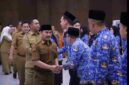 Bupati Bekasi Ade Kuswara Kunang melantik sejumlah 56 jabatan fungsional di lingkungan Pemkab. Bekasi, dihadiri Wakil Bupati Bekasi Asep Surya Atmaja. Bertempat di Aula KH. Noer Ali, Gedung Bupati, Cikarang Pusat. Senin (28/07/2026).