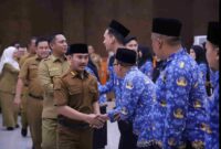 Bupati Bekasi Ade Kuswara Kunang melantik sejumlah 56 jabatan fungsional di lingkungan Pemkab. Bekasi, dihadiri Wakil Bupati Bekasi Asep Surya Atmaja. Bertempat di Aula KH. Noer Ali, Gedung Bupati, Cikarang Pusat. Senin (28/07/2026).