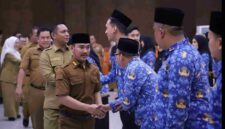 Bupati Bekasi Ade Kuswara Kunang melantik sejumlah 56 jabatan fungsional di lingkungan Pemkab. Bekasi, dihadiri Wakil Bupati Bekasi Asep Surya Atmaja. Bertempat di Aula KH. Noer Ali, Gedung Bupati, Cikarang Pusat. Senin (28/07/2026).
