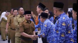Bupati Bekasi Ade Kuswara Kunang melantik sejumlah 56 jabatan fungsional di lingkungan Pemkab. Bekasi, dihadiri Wakil Bupati Bekasi Asep Surya Atmaja. Bertempat di Aula KH. Noer Ali, Gedung Bupati, Cikarang Pusat. Senin (28/07/2026).