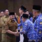 Bupati Bekasi Ade Kuswara Kunang melantik sejumlah 56 jabatan fungsional di lingkungan Pemkab. Bekasi, dihadiri Wakil Bupati Bekasi Asep Surya Atmaja. Bertempat di Aula KH. Noer Ali, Gedung Bupati, Cikarang Pusat. Senin (28/07/2026).