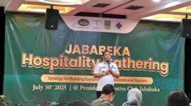 Wakil Bupati Bekasi, Asep Surya Atmaja, saat menyampaikan sambutan dalam acara Jababeka Hospitality Gathering yang digelar di President Executive Club, Jababeka Cikarang, Rabu (30/7/2025).