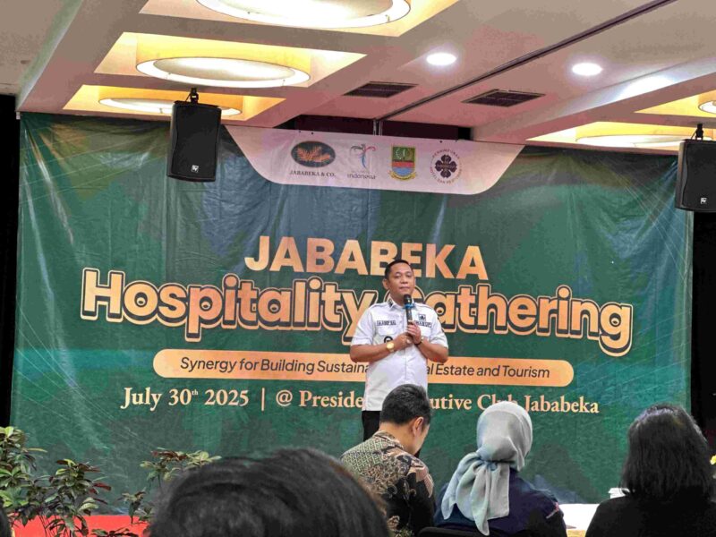 Wakil Bupati Bekasi, Asep Surya Atmaja, saat menyampaikan sambutan dalam acara Jababeka Hospitality Gathering yang digelar di President Executive Club, Jababeka Cikarang, Rabu (30/7/2025).