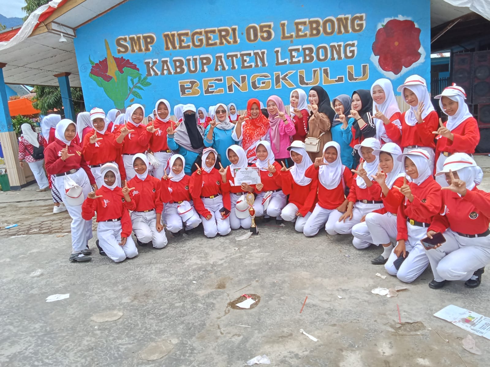 Siswa-Siswi SMPN 05 Lebong Tunjukkan Kekompakan di Lomba Baris-Berbaris Kecamatan Bingin Kuning