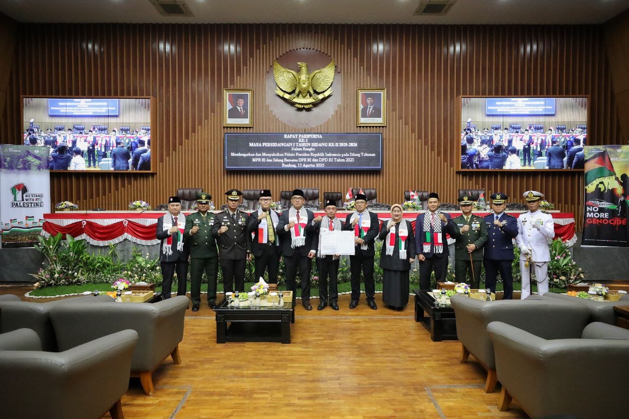 Pernyataan bersama bernomor HM 01/0428-DPRD-8-2025 tersebut ditandatangani oleh pimpinan DPRD, disaksikan Wali Kota Bandung, jajaran Forkopimda, Sekretaris Daerah Kota Bandung, dan para hadirin.