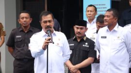 Bupati Bekasi, Ade Kuswara Kunang mendampingi Menteri Imigrasi dan Pemasyarakatan, Agus Andrianto di acara Bakti Sosial di Lapas Cikarang, Desa Pasir Tanjung, Cikarang Pusat, pada Selasa (12/08/2025). 