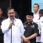 Bupati Bekasi, Ade Kuswara Kunang mendampingi Menteri Imigrasi dan Pemasyarakatan, Agus Andrianto di acara Bakti Sosial di Lapas Cikarang, Desa Pasir Tanjung, Cikarang Pusat, pada Selasa (12/08/2025). 