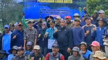 Jaga Lingkungan dan Ekonomi, Desa Tarumajaya Tanam 1.000 Bibit Kopi Bersama Arta Graha Peduli dan Mitra Konservasi