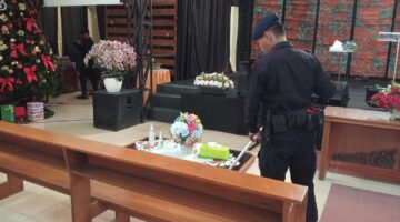 Pastikan Ibadah Natal Aman, Unit Jibom Gegana Brimob Sterilisasi Gereja di Indramayu