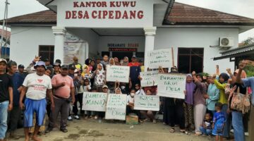 Ratusan Warga Desa Cipedang Kecamatan Bongas Orasi di Depan Balai Desa, Protes Dana Desa Tidak Tranfaransi