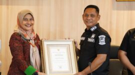 Pemerintah Kabupaten Bekasi menerima Penghargaan Swasti Saba Padapa dari Kementerian Kesehatan RI. Penghargaan diterima oleh Wakil Bupati Bekasi Asep Surya Atmaja di Gedung Bupati Bekasi, Cikarang Pusat, Selasa (16/12/2026). 