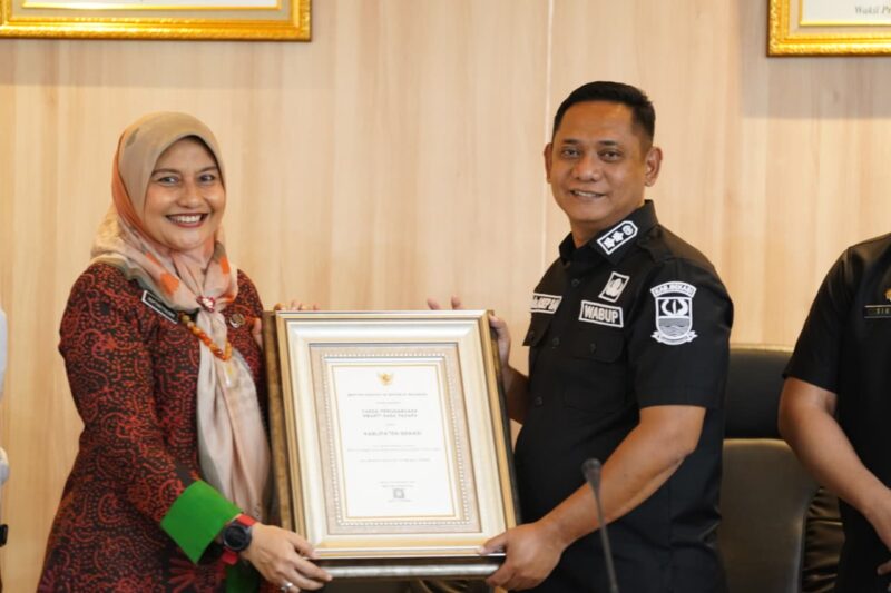 Pemerintah Kabupaten Bekasi menerima Penghargaan Swasti Saba Padapa dari Kementerian Kesehatan RI. Penghargaan diterima oleh Wakil Bupati Bekasi Asep Surya Atmaja di Gedung Bupati Bekasi, Cikarang Pusat, Selasa (16/12/2026). 