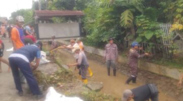 Warga Nagri Tengah Antusias Kerja Bakti Bersihkan Sampah di Saluran Irigasi BSG Sipon Purwakarta
