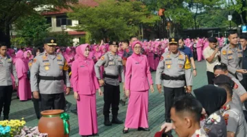 Momen Haru Keluarga Warnai Upacara Kenaikan Pangkat Personel Polda Jabar